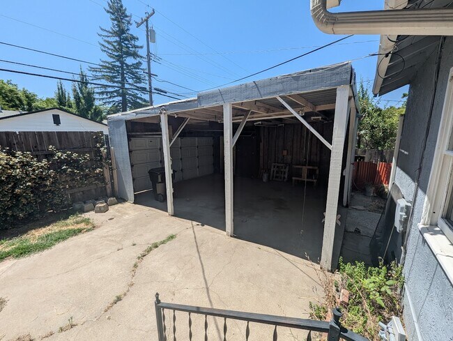 Building Photo - 518 Sierra Blvd