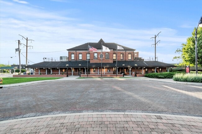 Building Photo - 185 N Entrance Ave