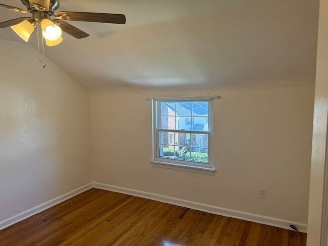 Building Photo - Completely Updated, Open , Quiet House in Oakmont!