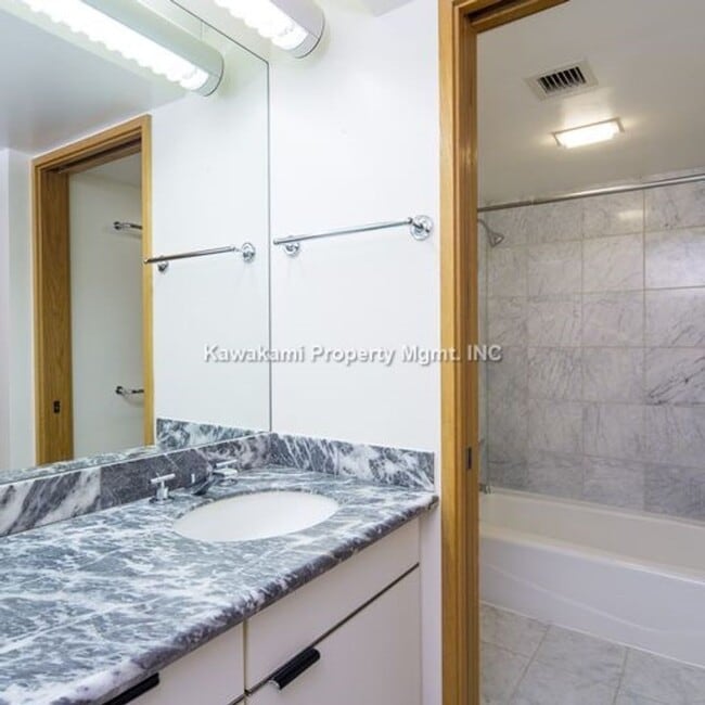 Building Photo - WAIKIKI LANDMARK...A GEM IN FINE LIVING......