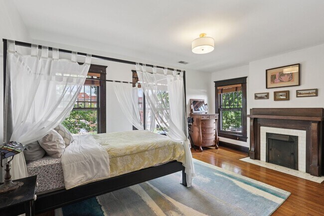 Building Photo - Beautiful Historic 4BR/3BA Gem | Hillsboro...