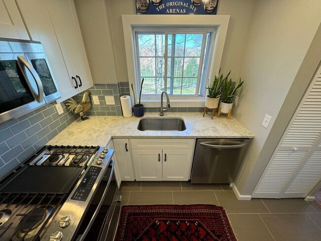 Building Photo - Charming 1 Bed 1 Bath End Unit Condo In Am...