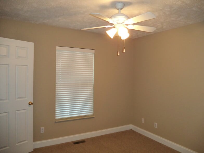 Building Photo - 112 Rouen Ct