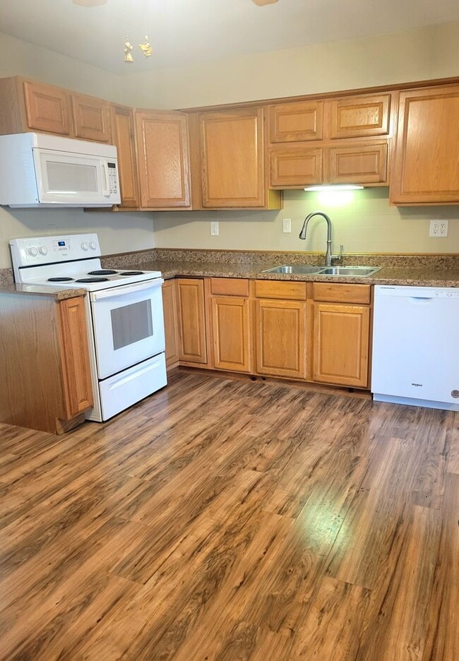 Building Photo - Updated Throughout and Move in ready!!!