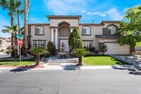 Building Photo - Luxurious Home in Gated Community