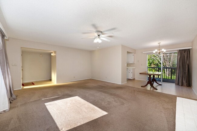 Building Photo - Prime location