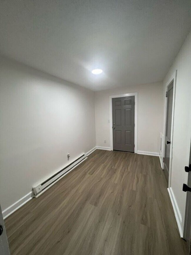 Building Photo - Beautiful Remodeled Apartment 2 Bedroom 1 ...