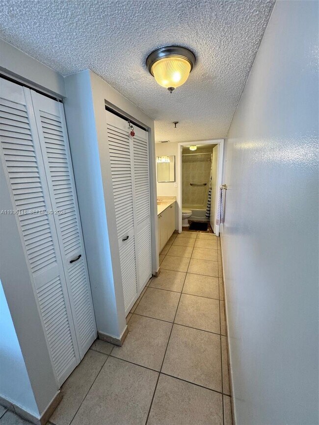 Building Photo - 2625 Collins Ave