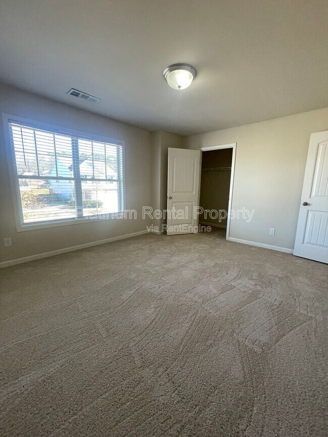 Building Photo - 4425 Huron Dr