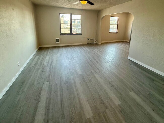 Building Photo - Renovated 1 Bedroom Available Now! All Uti...