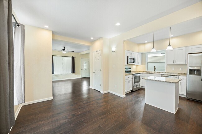 Building Photo - 831 W 35th St