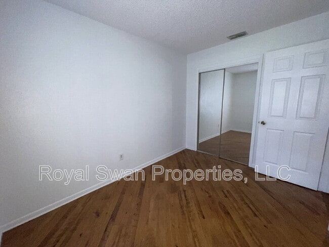 Building Photo - 222 Lakeview Dr