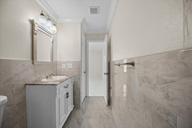 Building Photo - 5540 Lakewood Cir S