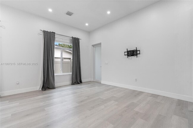 Building Photo - 5734 Buchanan St