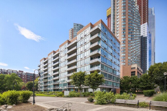 Building Photo - 25 Hudson St