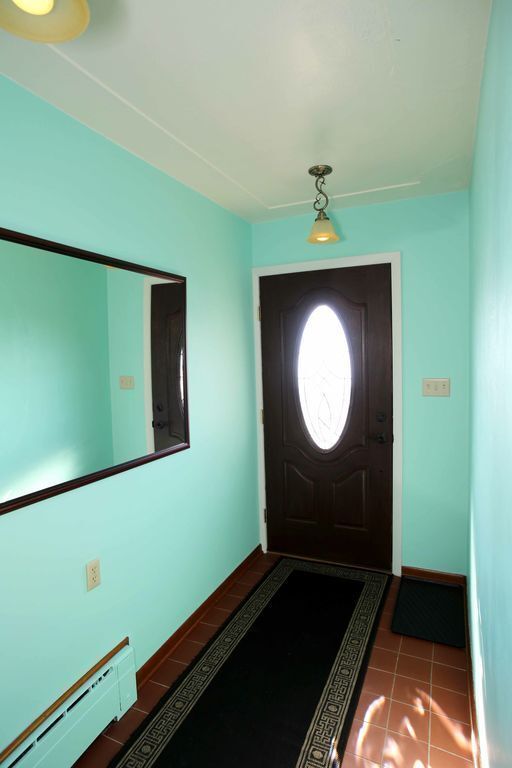 Building Photo - AVAILABLE AUG 19th - 4 BEDROOM 3 BATHROOM - GORGEOUS LAKE VIEWS