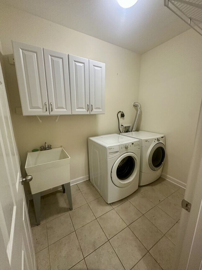 Building Photo - Lovely all brick home on corner lot in des...