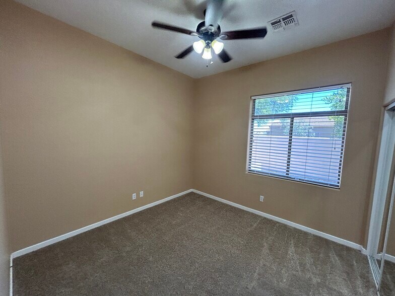 Building Photo - 2041 E Fawn Dr