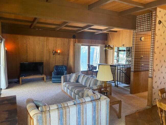 Building Photo - Seasonal Furnished rental