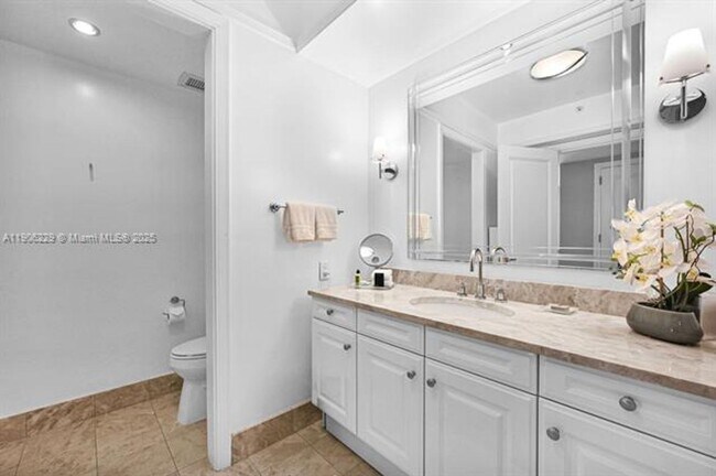 Building Photo - 1435 Brickell Ave