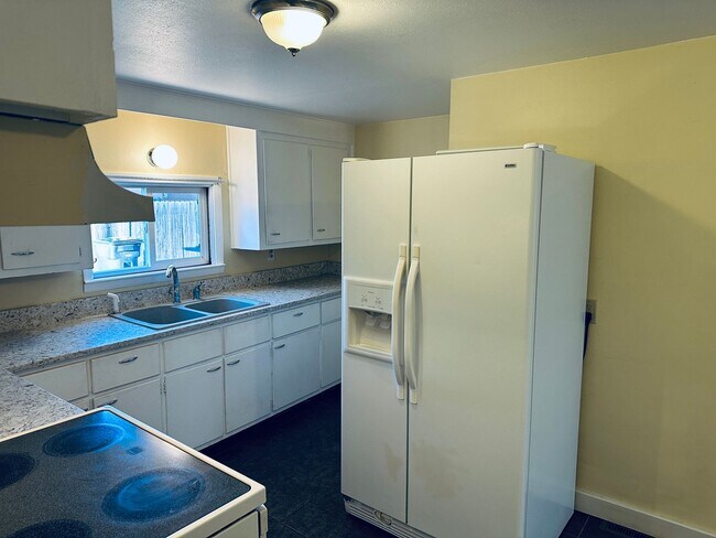 Building Photo - 720 1/2 S. 32nd St.