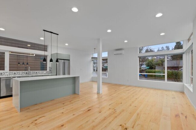 Building Photo - Fresh, Air-Conditioned Standalone Townhome in Coveted Lincoln Park