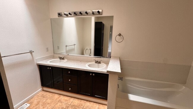 Building Photo - Spacious & Modern 4-Bedroom Home in Kent