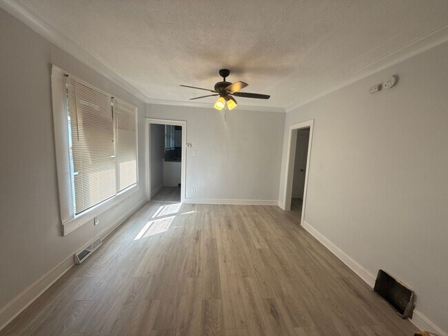 Building Photo - Available Now - Single Family House 5 Bedroom 2 Bath located in Roseland Area