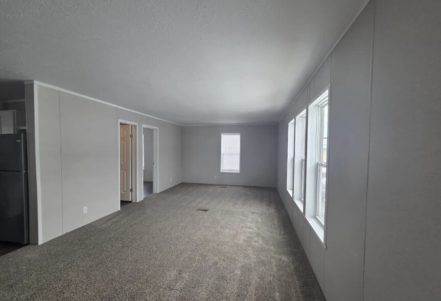 Building Photo - 725 Oak Ln