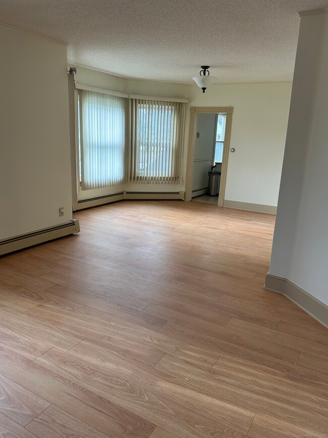 Building Photo - 421 Main St