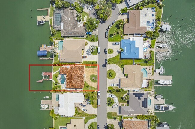 Building Photo - 4/3 Stunning Waterfront home in the heart of Clearwater Beach!