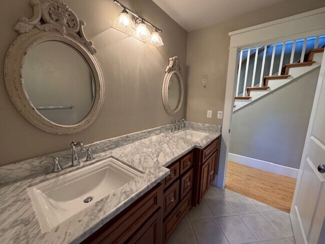 Building Photo - Gorgeous 5 bedroom, 4.5 bath, Westside Dan...