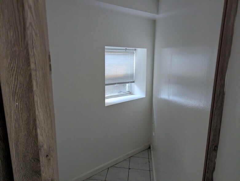 Building Photo - 1318 S Kolin Ave