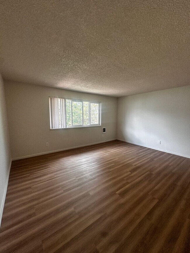 Building Photo - Spacious 3-Bedroom Apartment with Limited-...