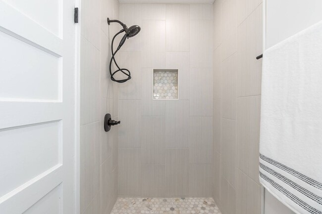 Building Photo - Amazingly large 2 bedroom home with fenced yard!