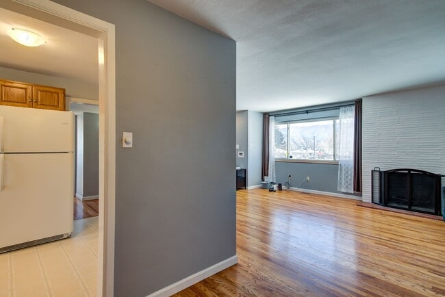 Building Photo - Ranch Style Brick home, charming and convenient!