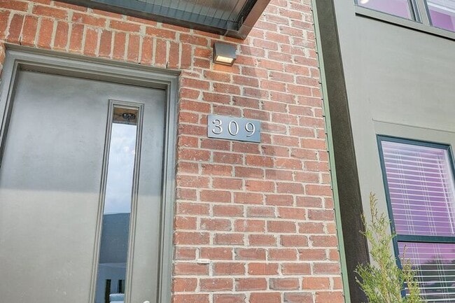 Building Photo - 1001 Lifford Ln