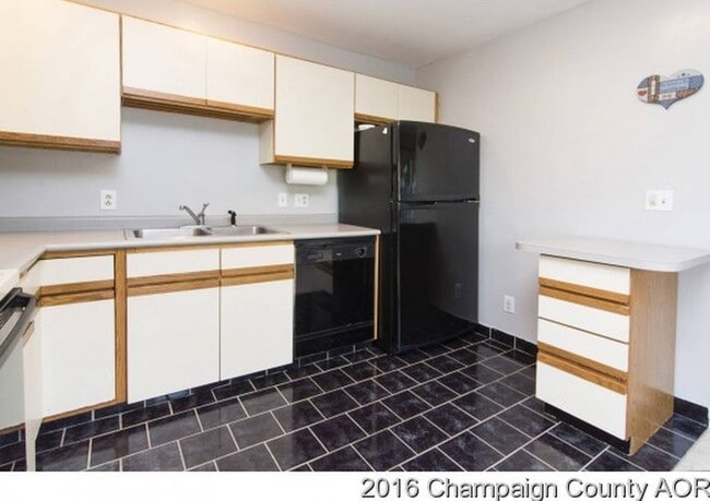 Building Photo - 2bed/1.5bath Condo near Robeson Elementary