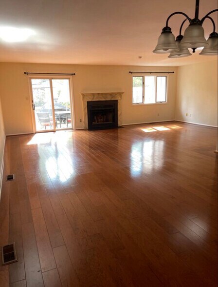 Building Photo - 19 Hanover Ct