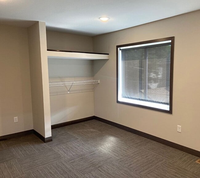 Building Photo - 7 bed 3 bath  house