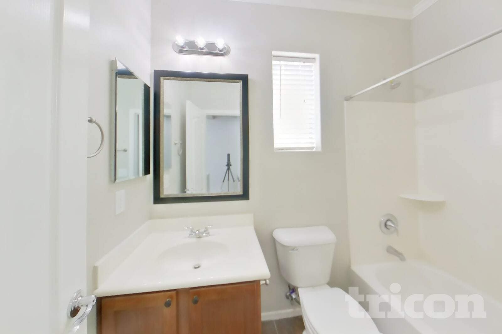 Building Photo - 4930 E Del Rio Dr
