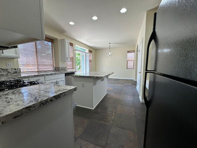 Building Photo - Beautiful 3 bedroom, 2.5 bath two story home