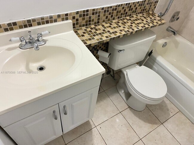 Building Photo - 8 Fanshaw A