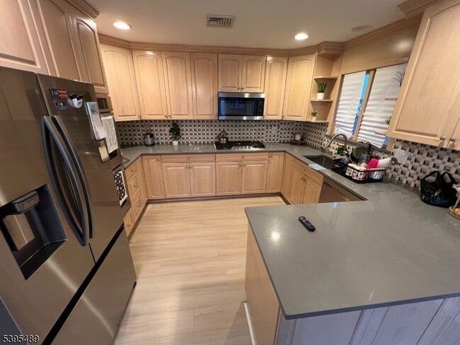 Building Photo - 497 Division Ave