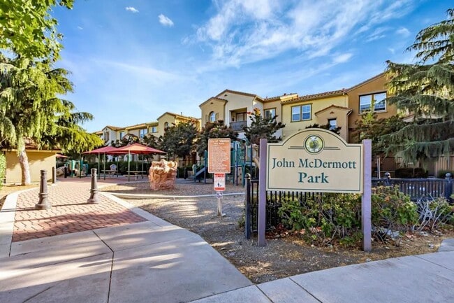 Building Photo - Beautiful 3-Bedroom Townhome in Private Ga...