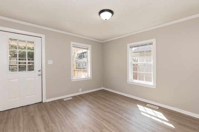 Building Photo - Two Bedroom Home!