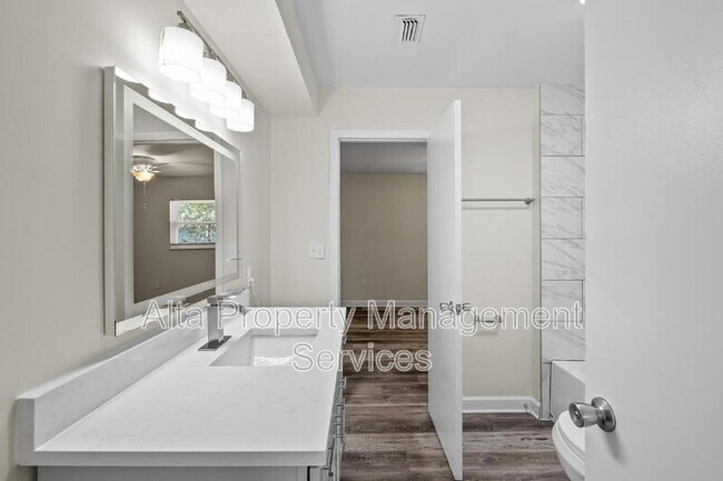 Building Photo - 11357 Bedford Oaks Dr