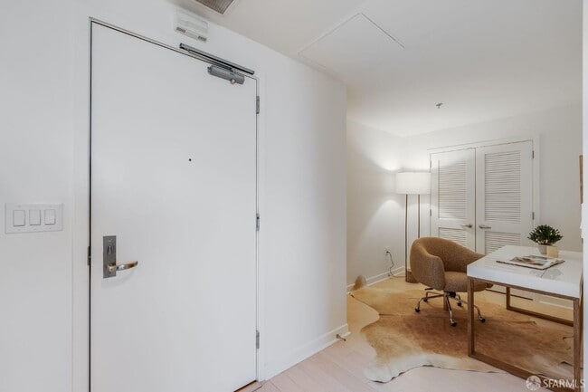 Building Photo - 260 King St