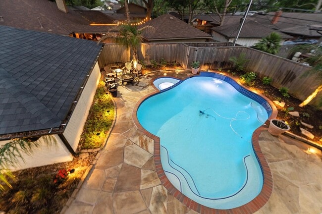 Building Photo - 5511 Queensloch Dr