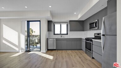 Building Photo - 846 S Mariposa Ave